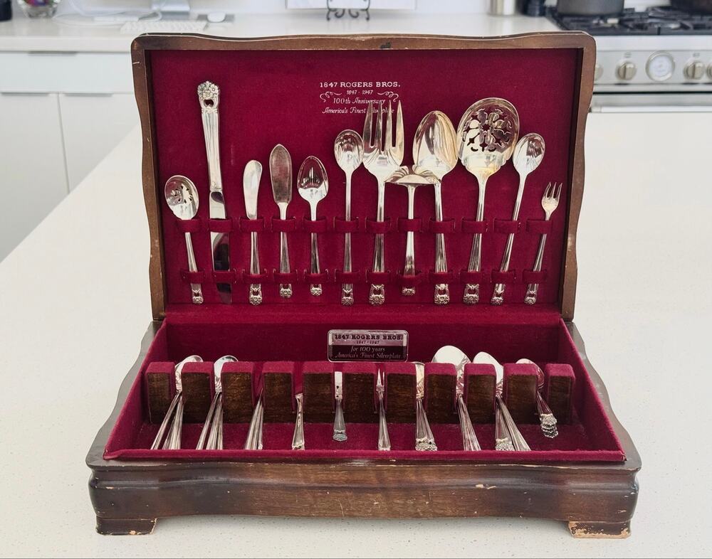 Vintage 1847 Rogers Bros "Eternally Yours" Silverplate Flatware Set w/ Chest